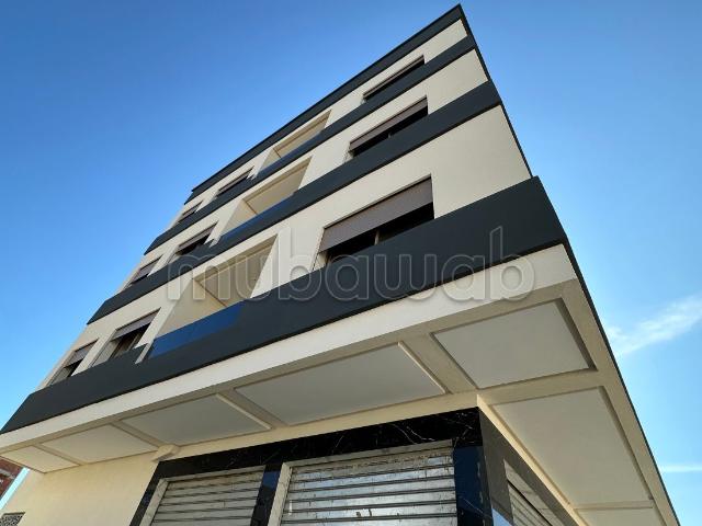 Vend appartement à Beni Touzine. 4 pièces. Ascenseur et terrasse