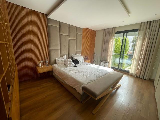Vend appartement à Riyad. Superficie 140 m². Places de parking et terrasse