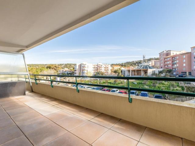VEND GRAND STUDIO EN BORD DE PLAGE DANS UN IMMEUBLE VIVANT A