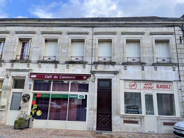 Vend immeuble avec locaux commerciaux et appartements à Lign. 163m² Lignières