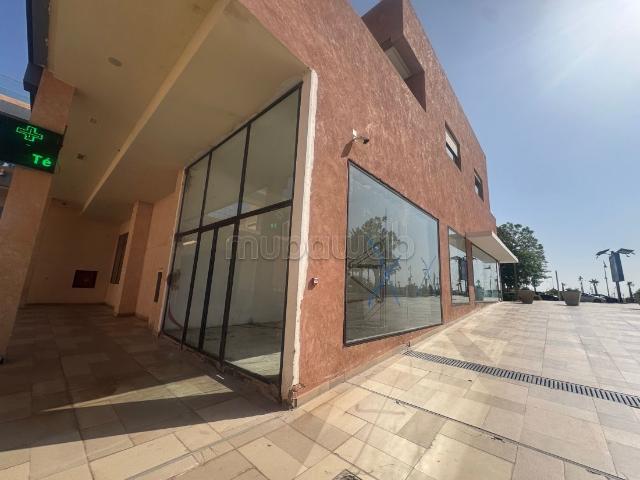 Vend local commercial à Agdal. Surface de 120 m²