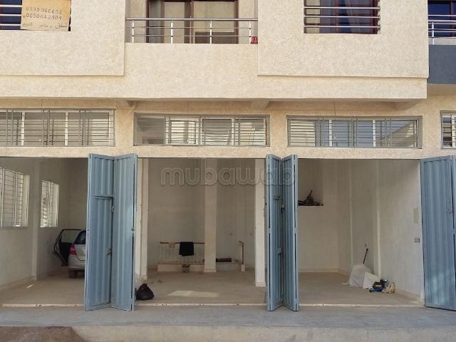 Vend local commercial à Route ain Chkaf. Surface de 182 m²