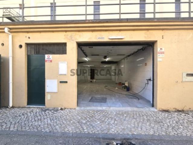 Venda / Arrendamento Armazém em Massamá 83m²