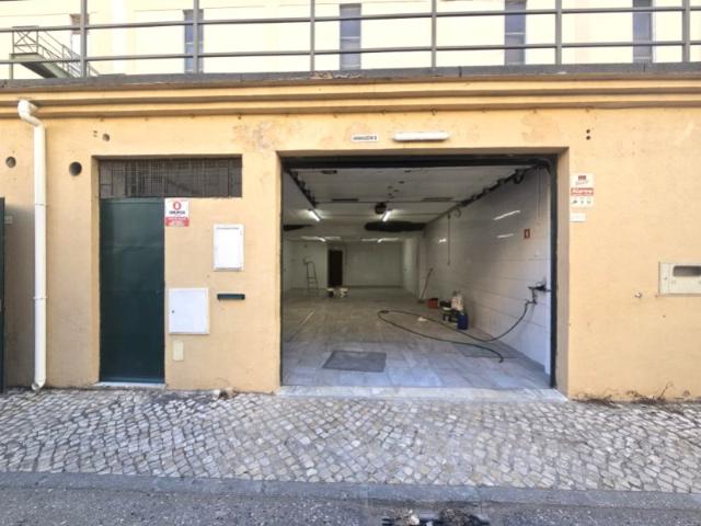 Venda / Arrendamento Armazém em Massamá 83m²