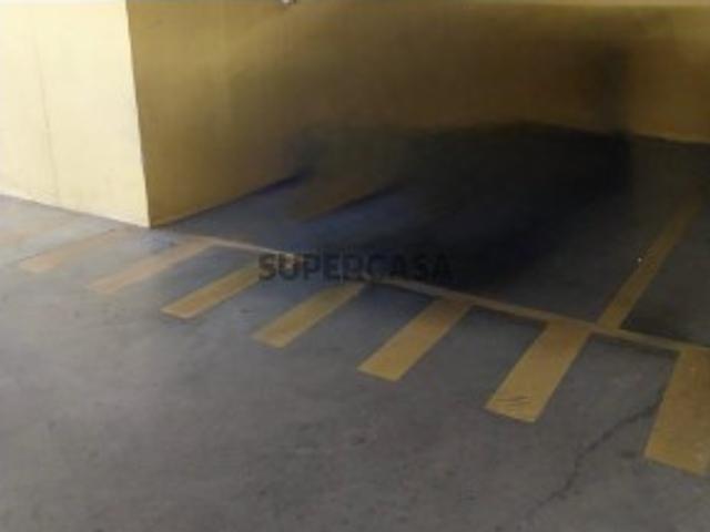 Venda de 1 lugar de garagem em prédio de habitação. Monte da Caparica