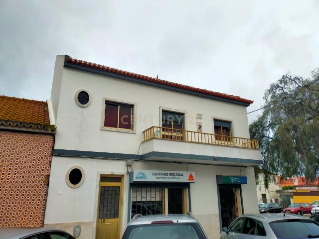 Venda de T2 com sotão para remodelação junto ao mercado da Conceição, em Setúbal