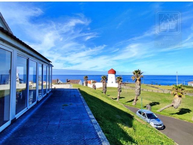 VENDA de VIVENDA MORADIA beira mar, com AMPLO TERRENO, JARDIM e.