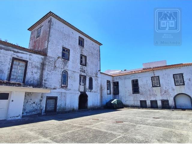 VENDA de AMPLO EDIFÍCIO/PRÉDIO no Centro Histórico de Ponta Delgada São José, Ilha São Miguel, Açores