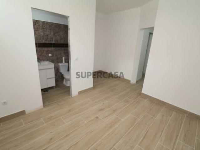 Venda de atelier convertido em habitação T4 Renovado Venteira Amadora