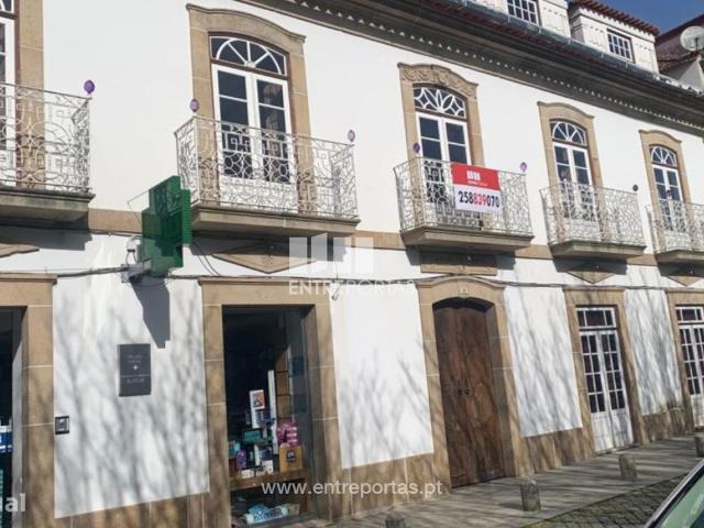 Venda de imponente prdio para restauro, Centro da Cidade, Melgao