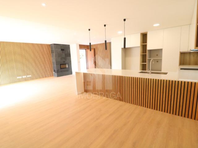 Venda de Moradia Geminada T4 Nova em Palmeira, Braga