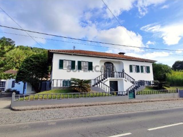 VENDA de MORADIA VIVENDA com JARDIM e GARAGEM na Várzea, Ginetes, Ponta Delgada, Ilha de São Miguel, Açores