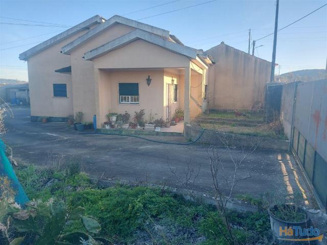 Venda Judicial de Moradia de rés do chão e 1.º andar com anexo e logradouro em Chão de Couce | 26053948941