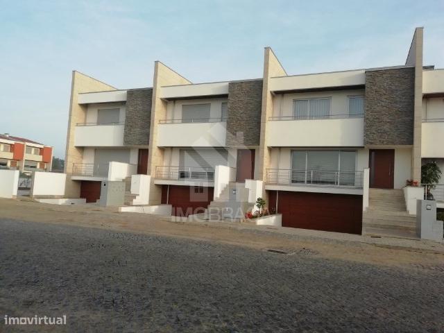 Venda Moradia Gaveto T3 Nova em S. Pedro Merelim, Braga