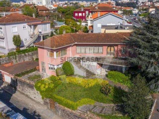 Venda moradia T4 para renovação em Campanhã