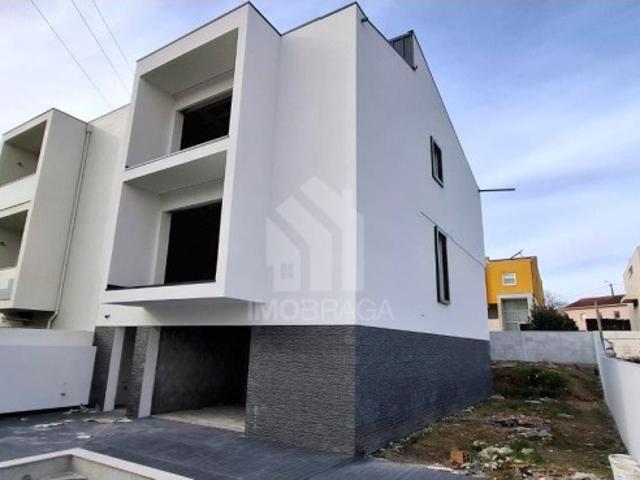 Venda Moradia T3 Gaveto Nova com Piscina em Tadim, Braga