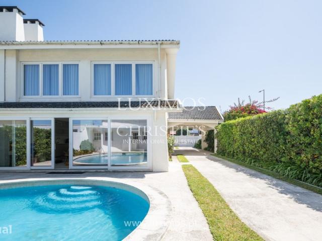 Venda: Moradia V3 com piscina, em 2. linha de mar, em Miramar, V. N