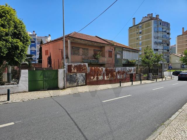 Venda Moradia 8 assoalhadas para Reconstrução Total na Calça. 185m² Águas Livres
