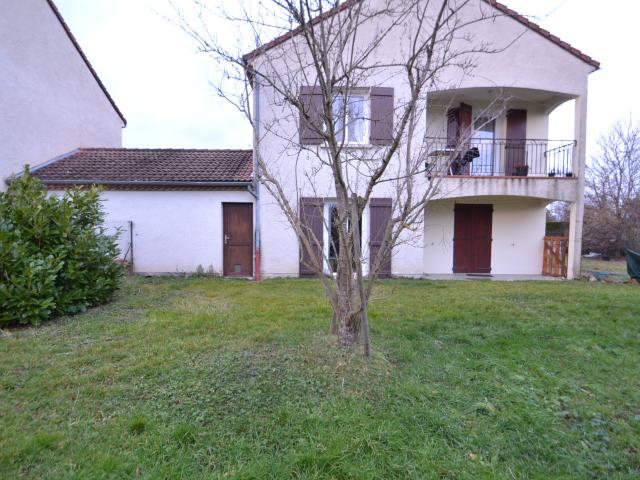 vendat, appartement f3 au rdc avec jardin et garage
