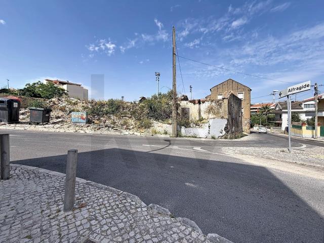 Vende: Terreno / Ruína CONJUNTO PREDIAL PARA CONSTRUÇÃO