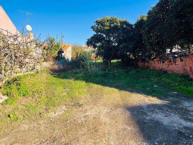 Vende Terreno Urbano de 256m2 em Santo António da Charneca