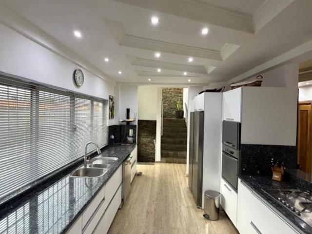 Vende Townhouse en la Urb. El Bosque