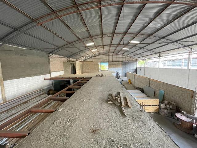 VENDE AMPLIO GALPON Z.I MUNICIPAL NORTE