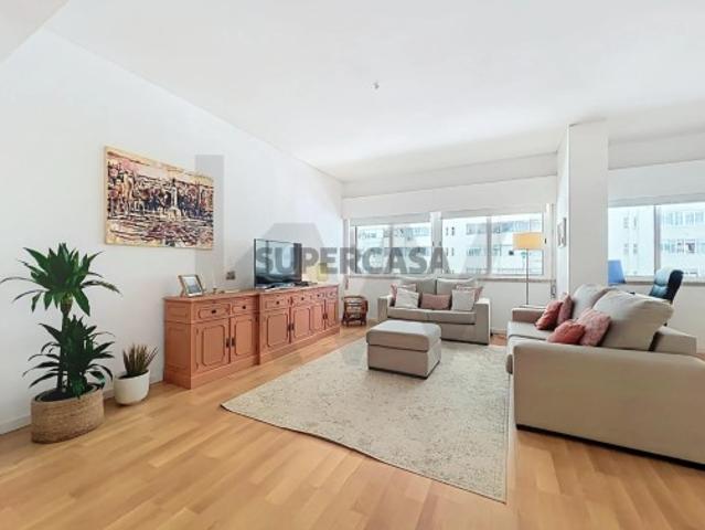 Vende Apartamento T3 Renovado em Miraflores Amplitude, Conforto e Localização Privilegiada