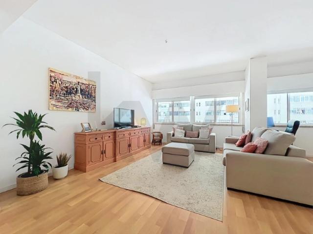Vende Apartamento T3 Renovado em Miraflores Amplitude, Conforto e Localização Privilegiada