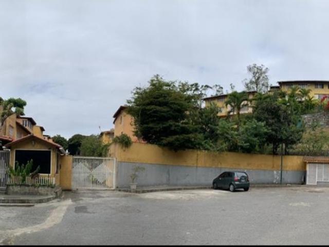 Vende Bello Town House en Villa de La Lagunita