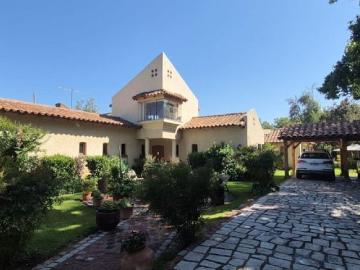 Vende casa 6d+sala estar+6b+bod+10 est+quincho+piscina