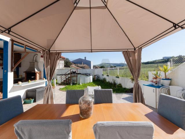 Vende Excelente Moradia de Três Pisos em Runa, Dois Portos T. 184m² Dois Portos e Runa
