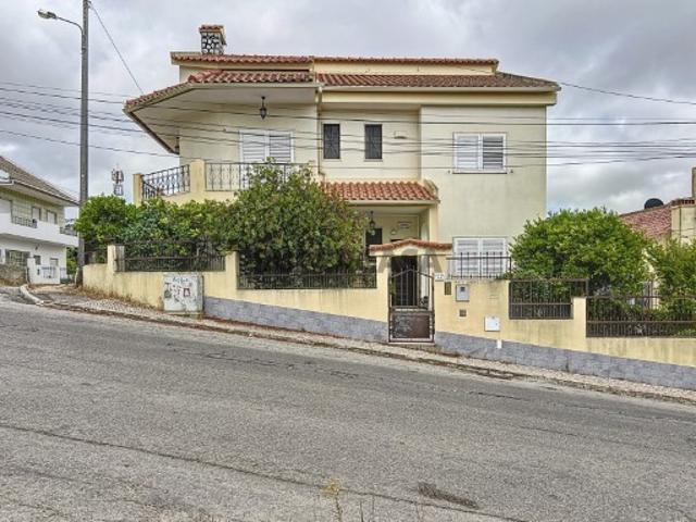 Vende Excelente moradia isolada T5, com sotão aproveitável e T2 na cave, Sobreda, Almada