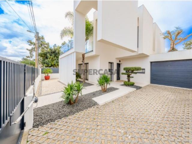 Vende moradia T4 localizada na Aroeira