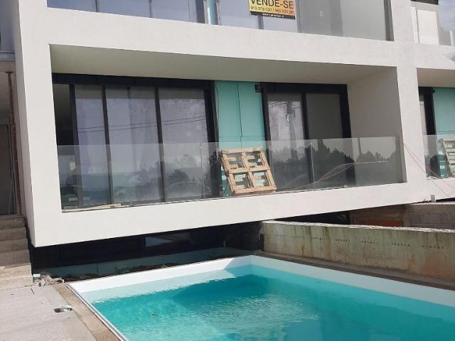 Vende Moradia T 4 100m Praia Madalena em fase de acabamentos