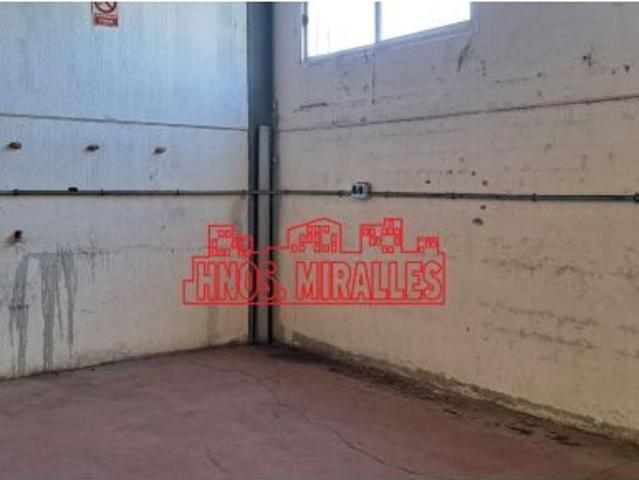 VENDE NAVE CON VARIOS LOCALES EN PARTIDA ALZABARES