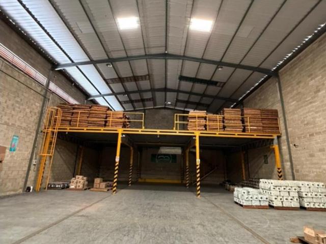 Vende o Alquila Galpón en Conjunto Privado en la Zona Industrial