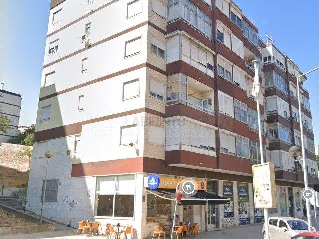 Vende se T3 com arrecadao, perto do Metro de Odivelas