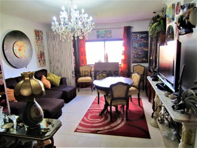 Vende se T3 em Vale Flores em excelente estado