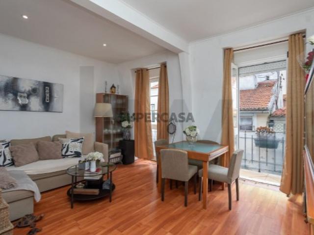 Vende se T3 na Calçada de Santana com vista Rio Tejo e cidade Lisboa