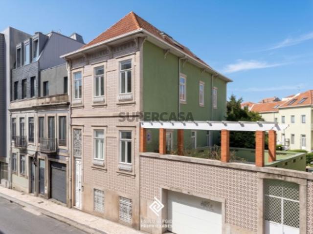 Vende se T1 com licença de AL na Rua de Camões, Porto