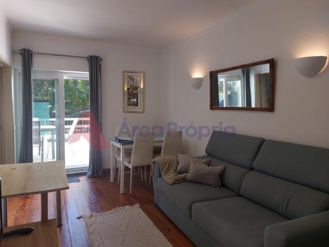Vende se T1 com terraço em Estoril Cascais, perto do mar e da estação de Comboios