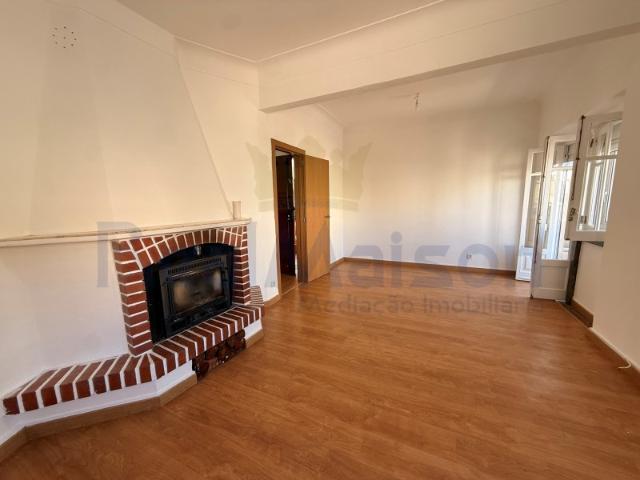 Vende se T4 em Mem Martins 500m da Estação