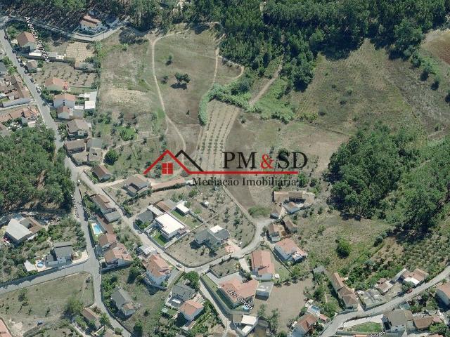 Vende se terreno com 9890 m2 Leiria