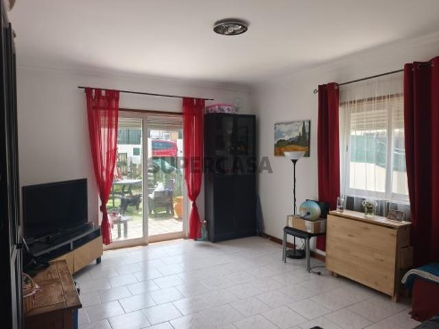 Vende se andar de moradia bi familiar Rés do Chão em São Domingos de Rana, Cascais