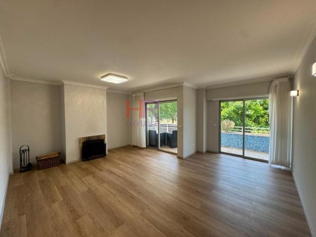Vende se apartamento T3 com garagem no Vale das Flores, Santo António dos Olivais, Coimbra