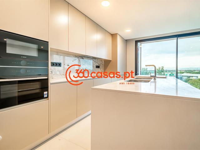Vende Se apartamento T3 novo com piscina e garagem no Monten. 144m² Montenegro