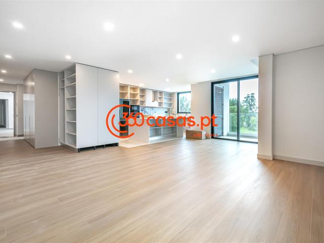 Vende Se apartamento T3 novo com piscina e garagem no Monten. 175m² Montenegro
