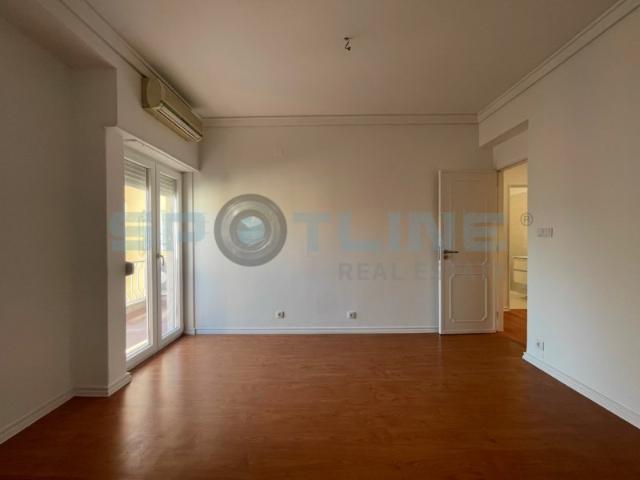 Vende se apartamento T3 remodelado com 2 varandas e vista muito desafogada | Benfica, em Lisboa