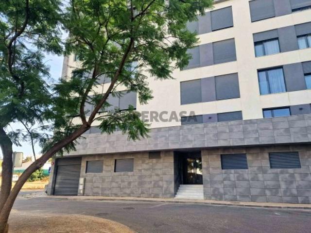 Vende se Apartamento T1 com lugar de garagem em prédio com Piscina Lejana, Faro